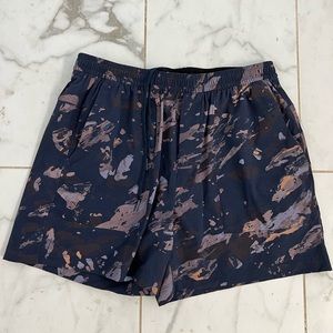 Like new Mens lululemon short 5 inch inseam